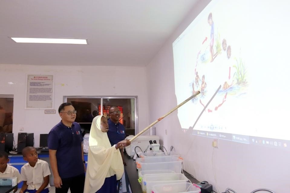 血吸蟲(chóng)病健康教育講座。施亮攝