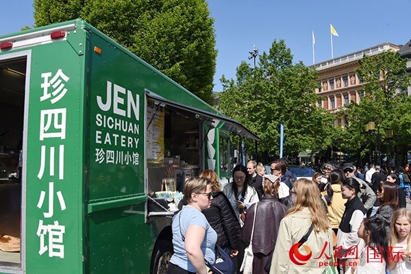 中國(guó)美食攤。人民網(wǎng)記者 殷淼攝