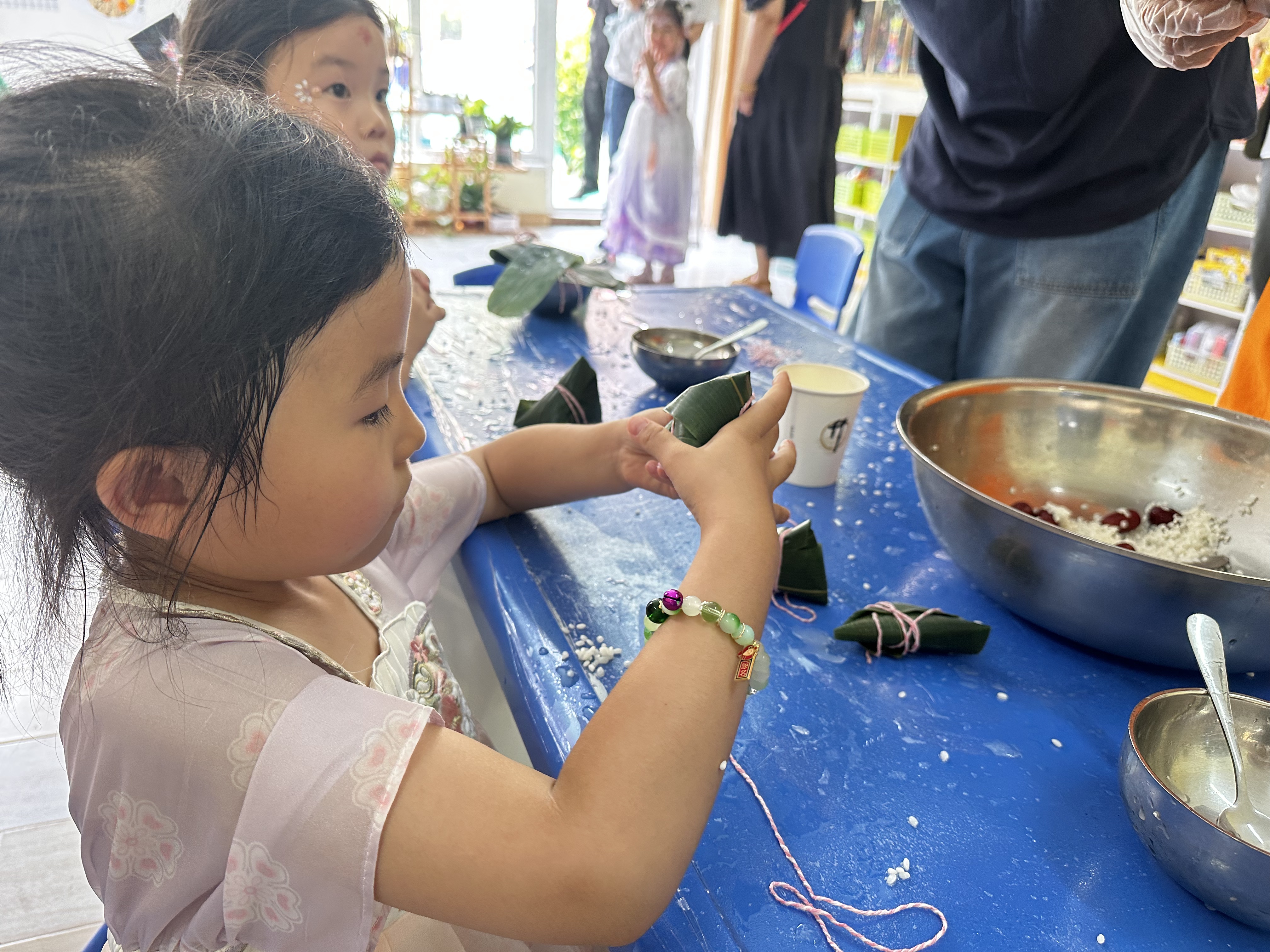 小朋友在體驗(yàn)包粽子。人民網(wǎng)記者 楊虞波羅攝