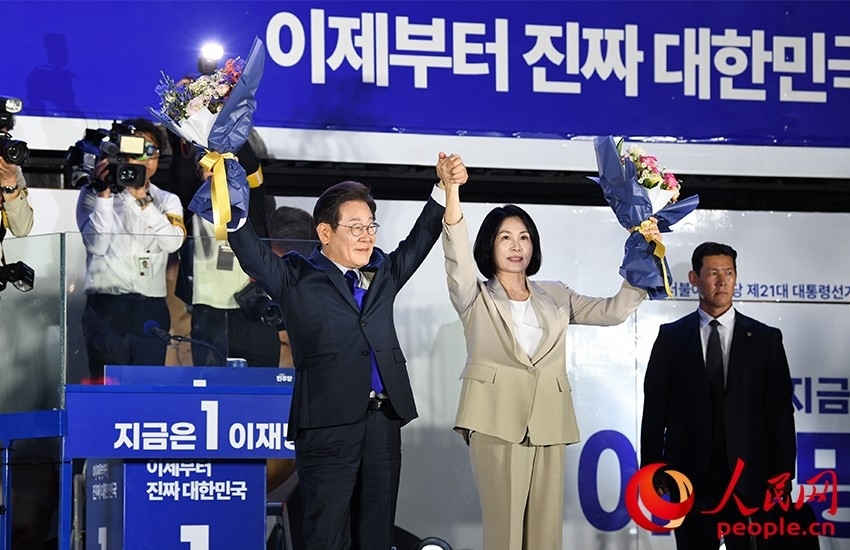 6月4日凌晨，確定當(dāng)選韓國總統(tǒng)的李在明舉手向歡呼的支持者們致意。 人民網(wǎng) 康炯彬攝