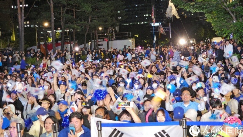 當地時間4日凌晨，李在明支持者們聚集在國會前等待計票結果。人民網 柳美鉉攝