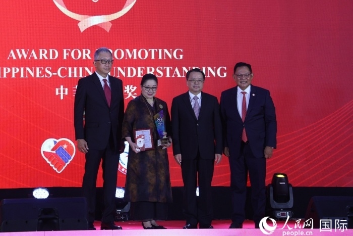 菲律賓前參議員許爾琦榮獲“終身成就獎”。人民網(wǎng)記者 樊帆攝