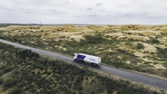 主線科技智能卡車行駛在路上。