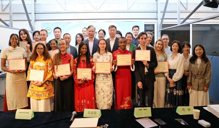 圖1：中國駐法使館公使陳力、教育公參周家貴與比賽師生、評委合影（圖片：巴黎西岱大學(xué)孔子學(xué)院）