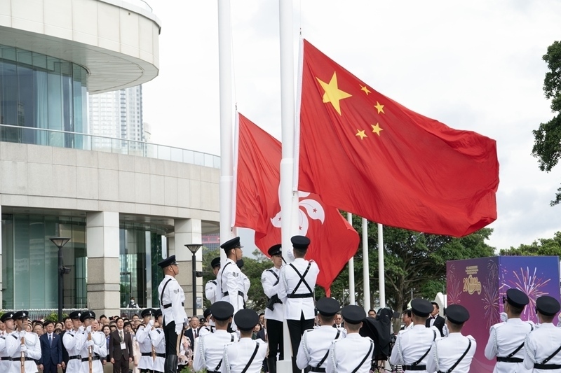香港舉行升旗儀式慶祝回歸祖國(guó)28周年(2)XxjpsgC007074_20250701_PEPFN0A001.jpg