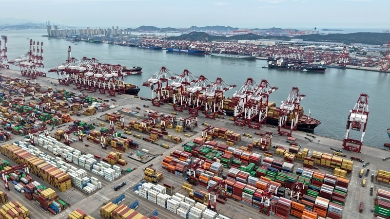 山東港口青島港:面向上合組織國家貨物吞吐量和航線實(shí)現(xiàn)“雙增長”(1)XxjpsgC007026_20250827_PEPFN0A001.jpg